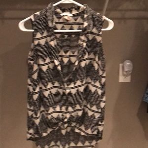 H&M’ short sleeve button up shirt